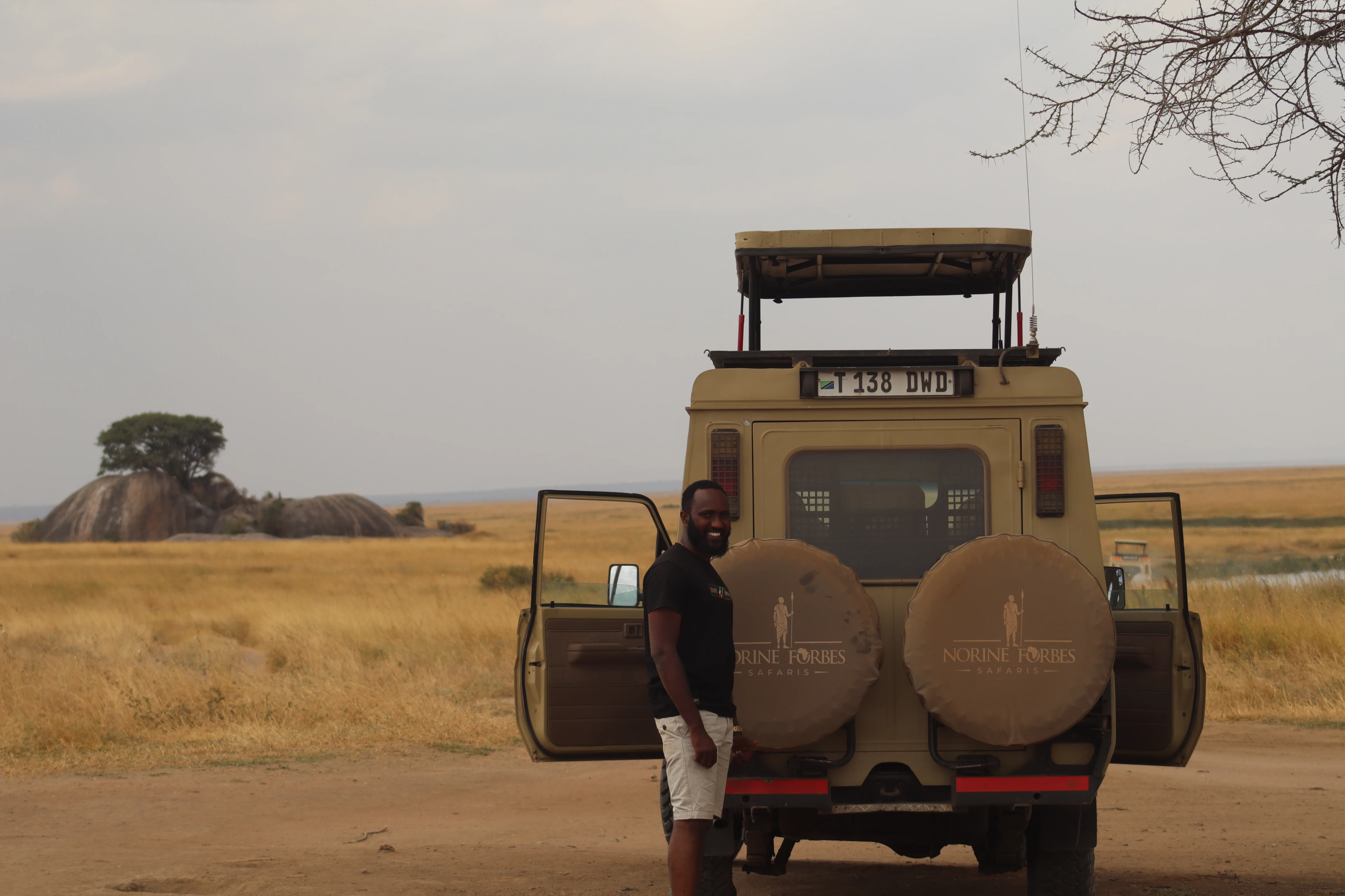 Le fondateur de Norine Forbes Safari &agrave; c&ocirc;t&eacute; d'un v&eacute;hicule safari
